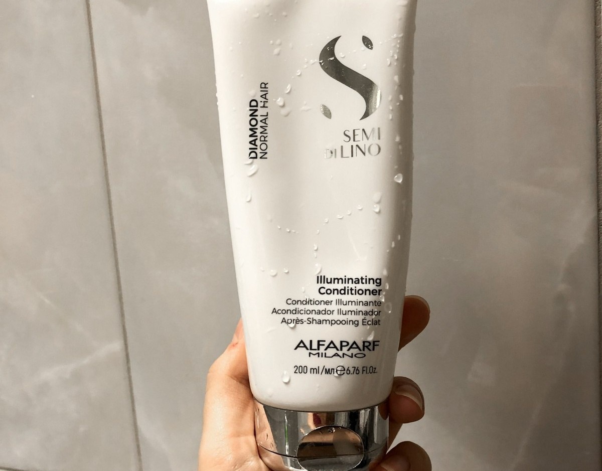 Alfaparf Semi Di Lino Diamond Illuminating Conditioner — белый тюбик в воде