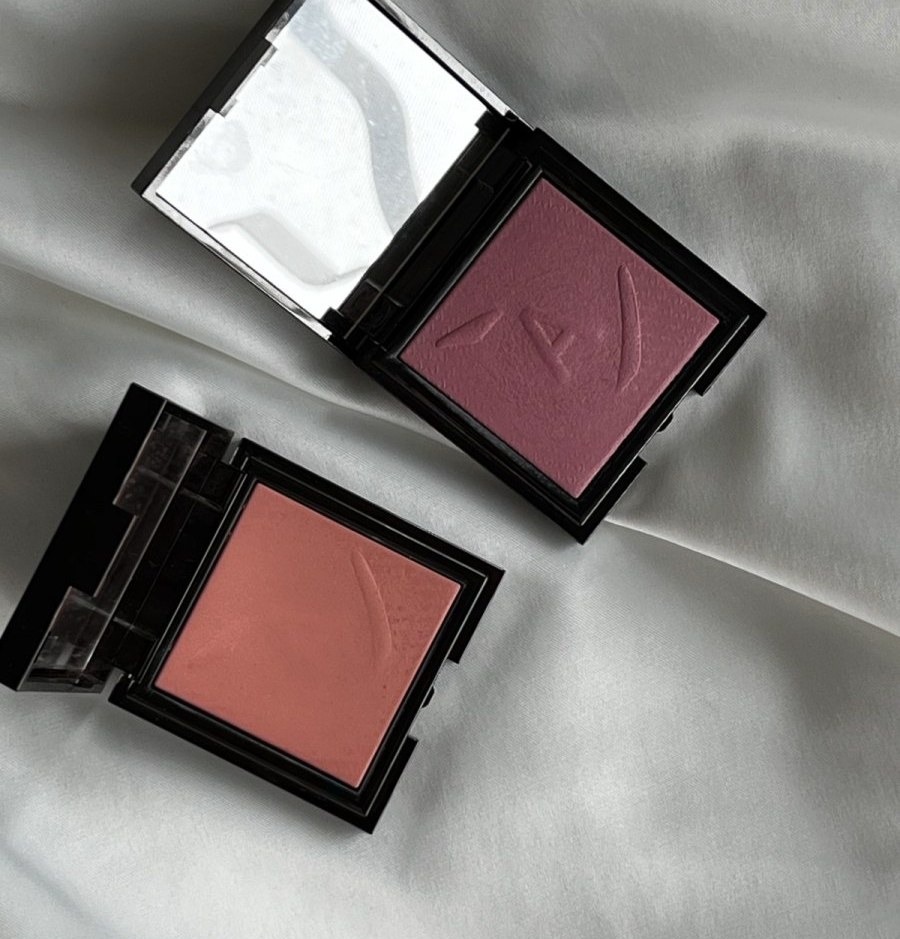 Annbeauty Your Cheeks румяна Y&B и Snow Queen — два открытых чёрных компакта с розовыми оттенками
