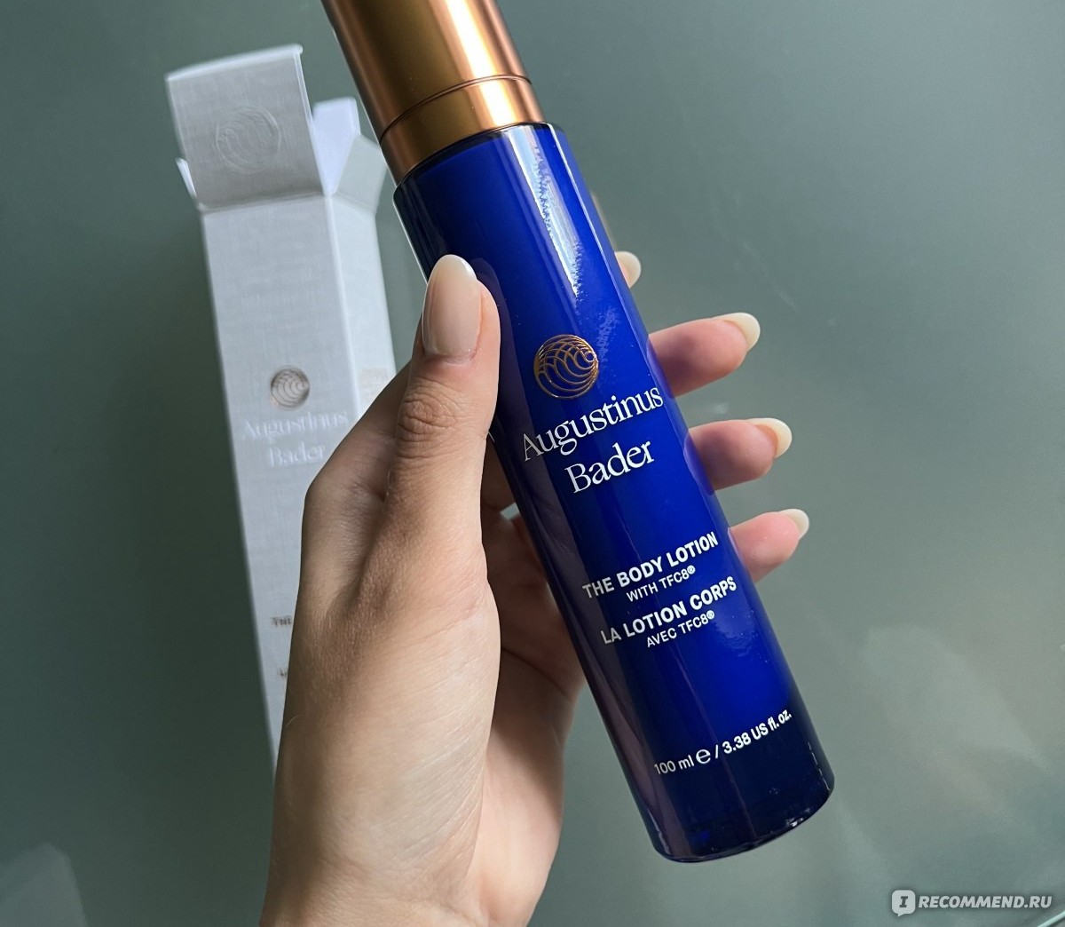 Augustinus Bader The Body Lotion — стеклянный флакон синего цвета