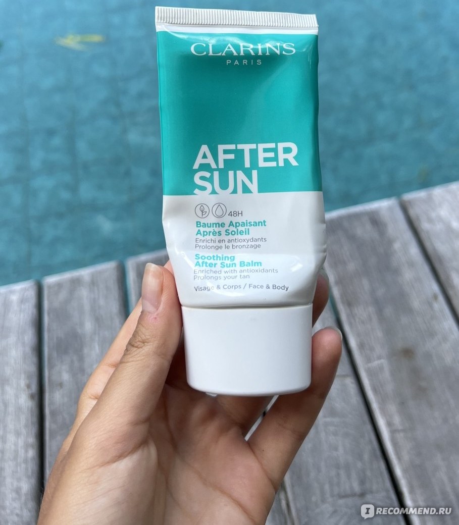 Clarins After Sun Baume Apaisant — бирюзовый тюбик геля после загара у воды
