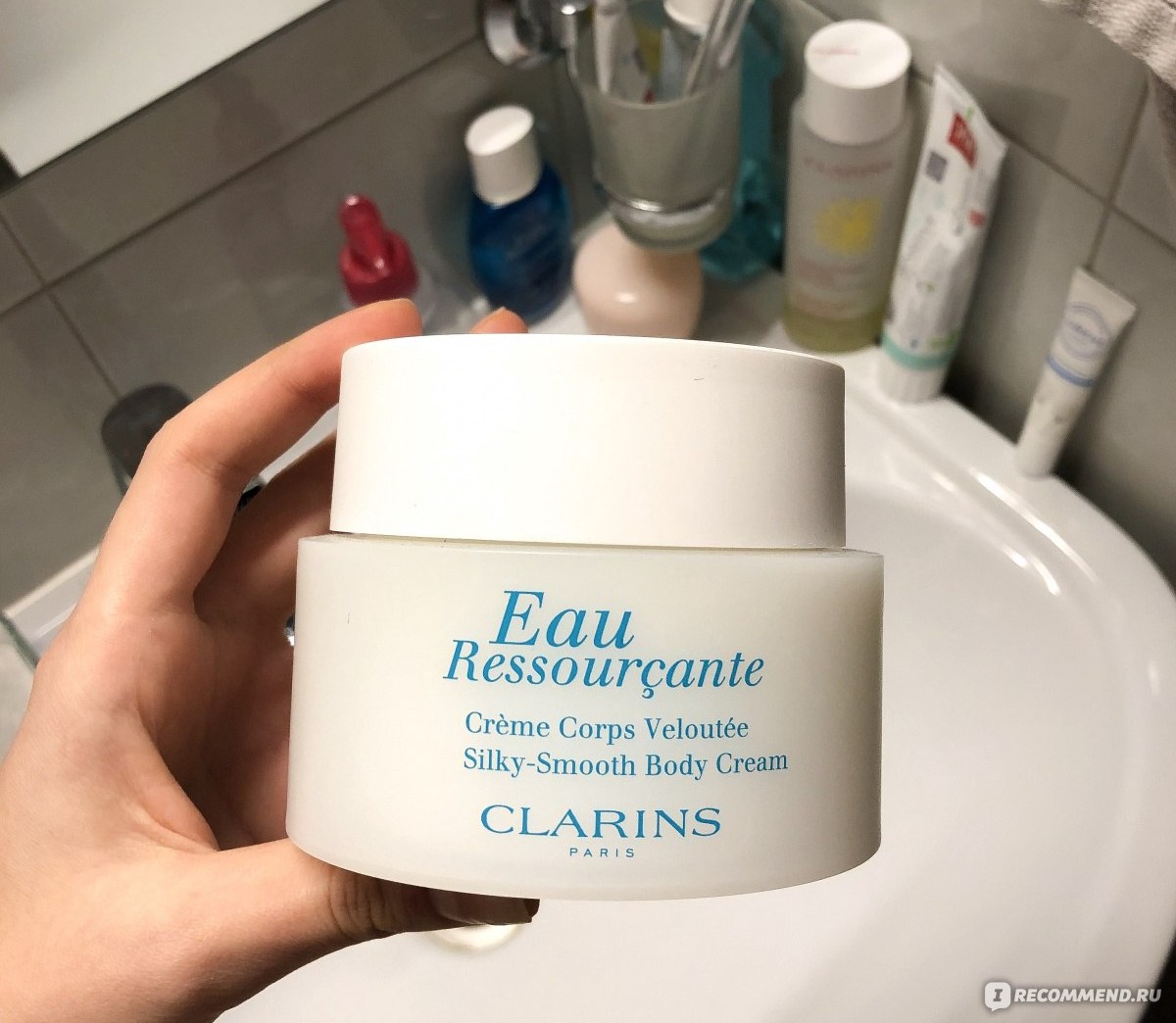 Clarins Silky-Smooth Body Cream — банка крема-геля в ванной