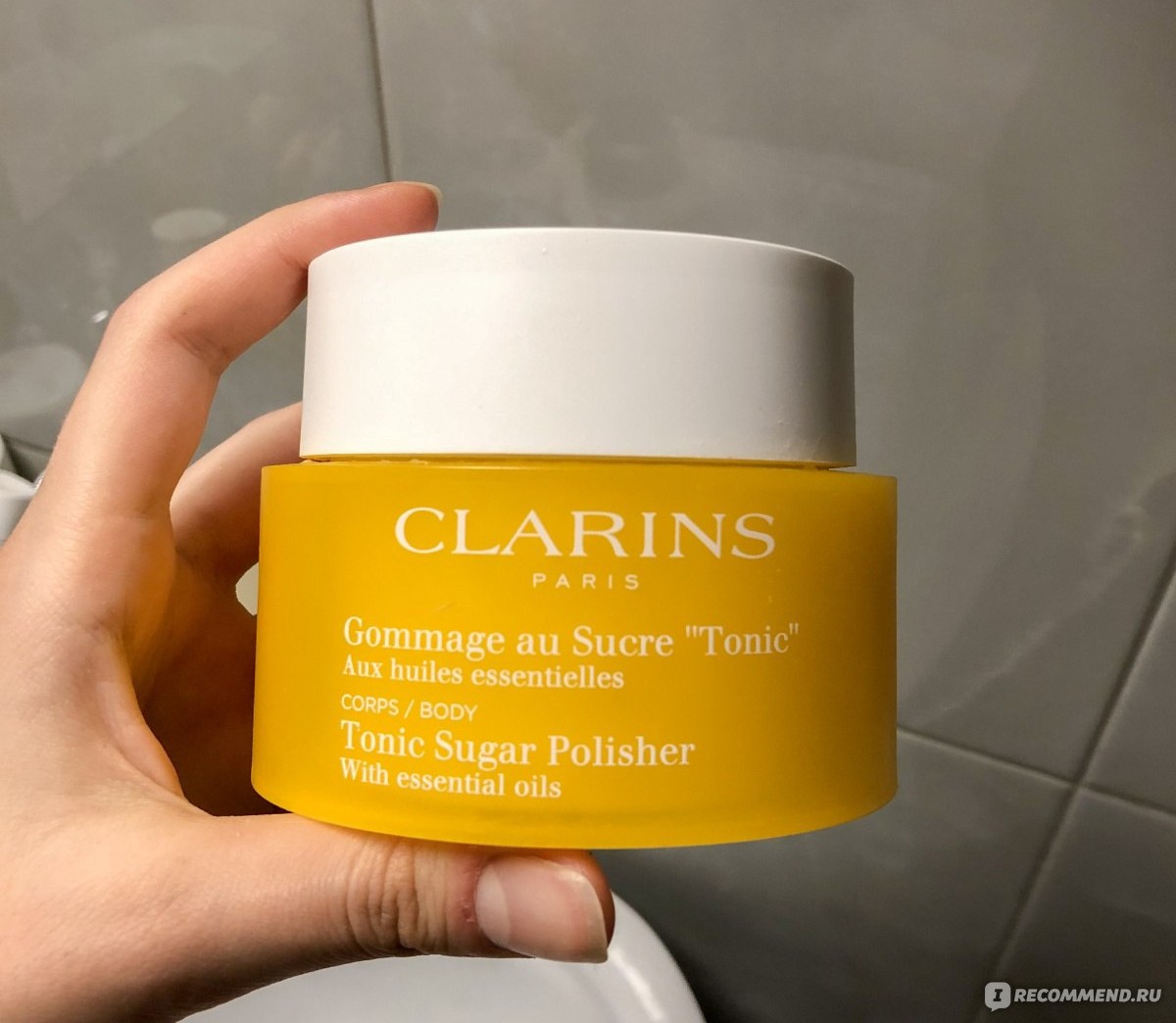 Clarins Tonic скраб — жёлтая банка сахарного скраба