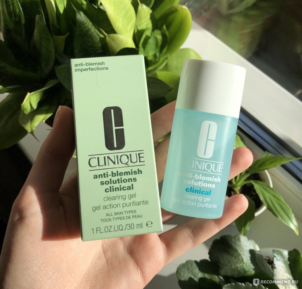 Clinique Anti-Blemish Solutions Clinical clearing gel — зелёная коробка и голубой флакон в руке, точечное средство для проблемной кожи с салициловой кислотой
