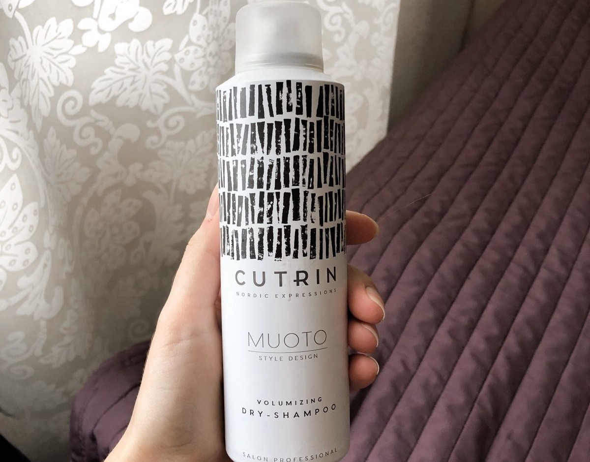 Cutrin MUOTO Volumizing Dry Shampoo — белый баллон сухого шампуня с чёрным рисунком