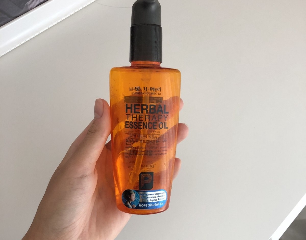 Daeng Gi Meo Ri Herbal Therapy Essence Oil — янтарный флакон корейского масла для волос
