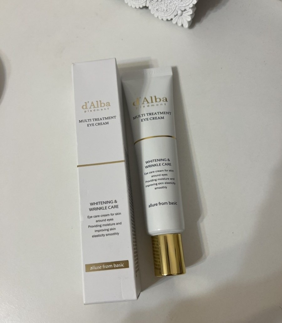 D'Alba Multi Treatment Eye Cream — белый тюбик и коробка с золотой полосой