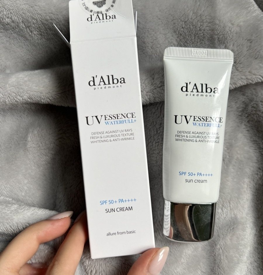 D'Alba Waterfull UV Essence Sun Cream SPF 50+ PA++++ — тюбик корейского санскрина с коробкой в руке, крем-гель с сияющим финишем для ежедневной защиты