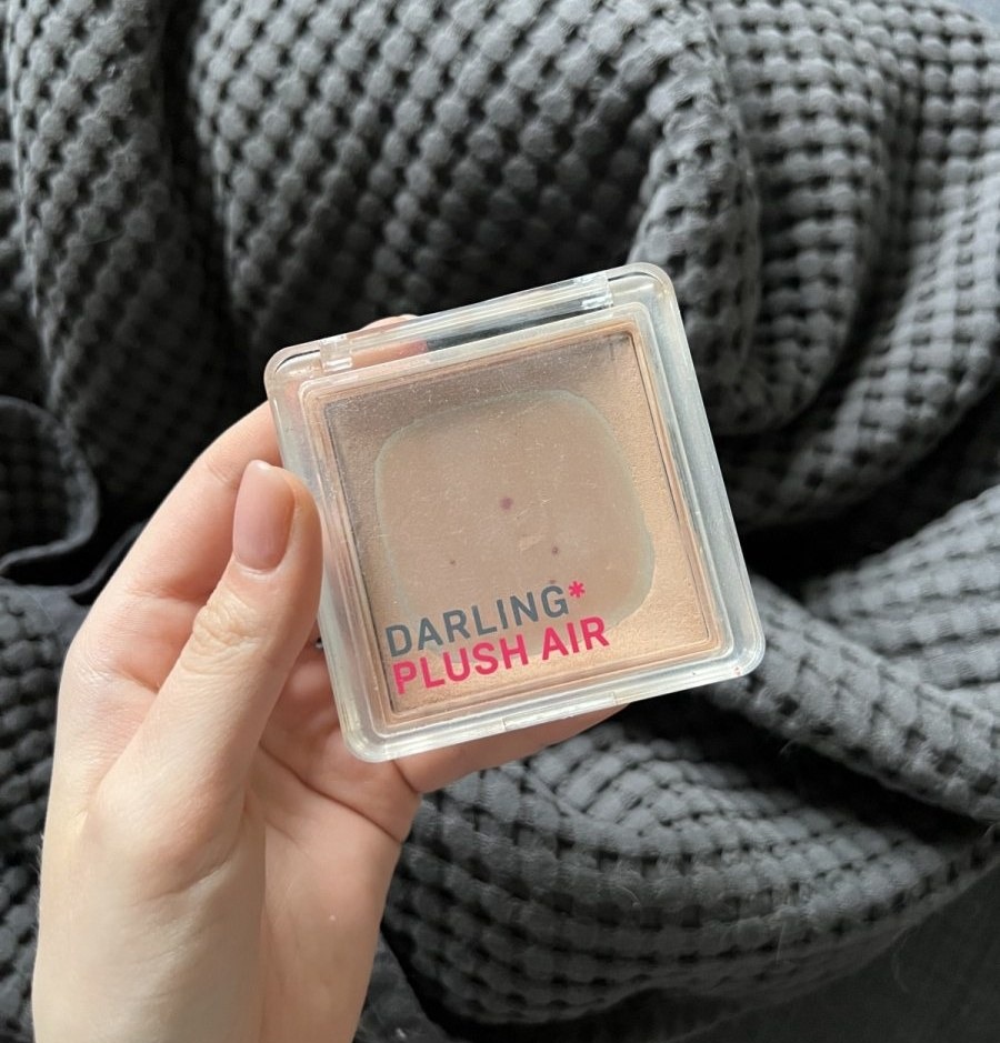 Darling Plush Air — прозрачный квадратный компакт пудры с розовой надписью