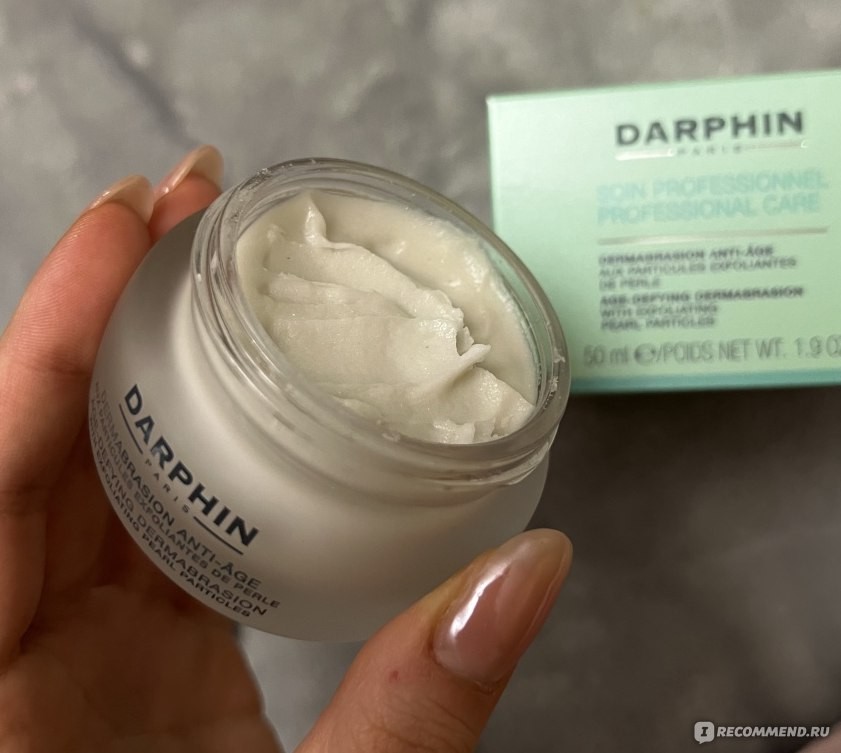 Darphin Dermabrasion Anti-Age — текстура средства в открытой банке