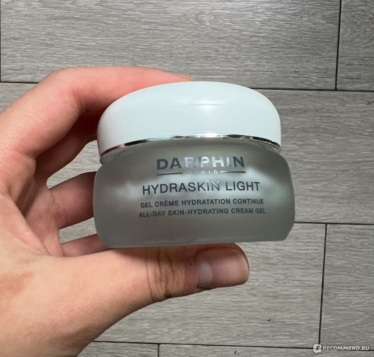 Darphin Hydraskin Light гель-крем для лица — баночка в руке, дневной увлажняющий крем-гель для комбинированной кожи