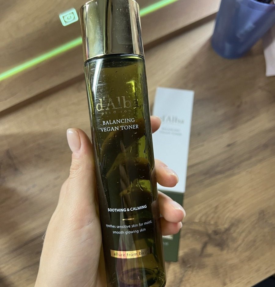 D'Alba Mild Balancing Vegan Toner в тёмно-зелёной бутылке с золотой крышкой — корейский увлажняющий тоник без спирта и отдушки