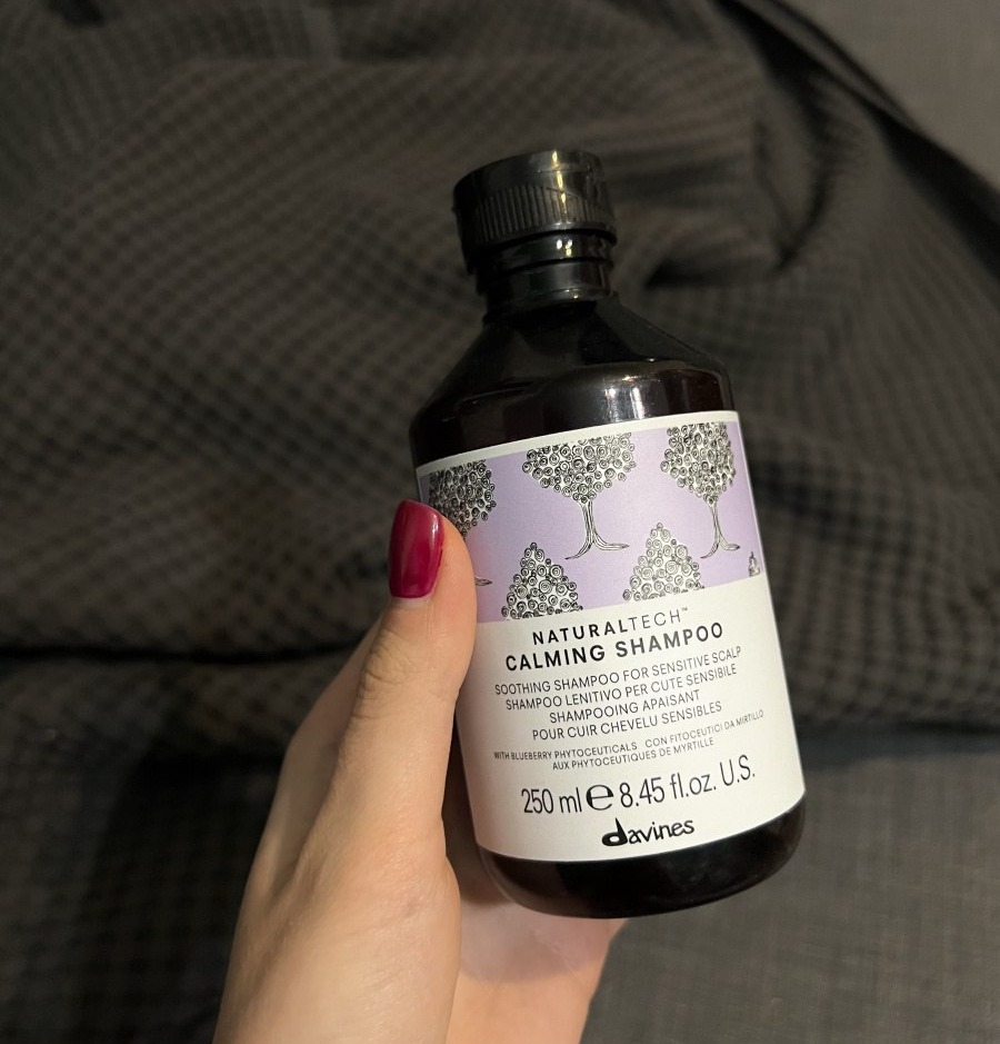 Davines NaturalTech Calming Shampoo — тёмный флакон успокаивающего шампуня с сиреневой этикеткой