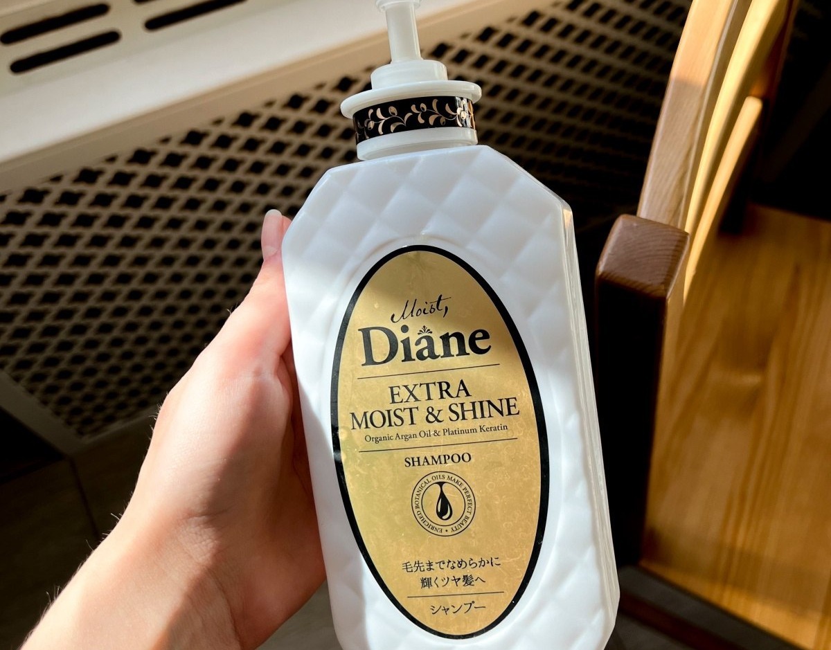 Moist Diane Extra Moist & Shine шампунь — белый флакон с золотой этикеткой
