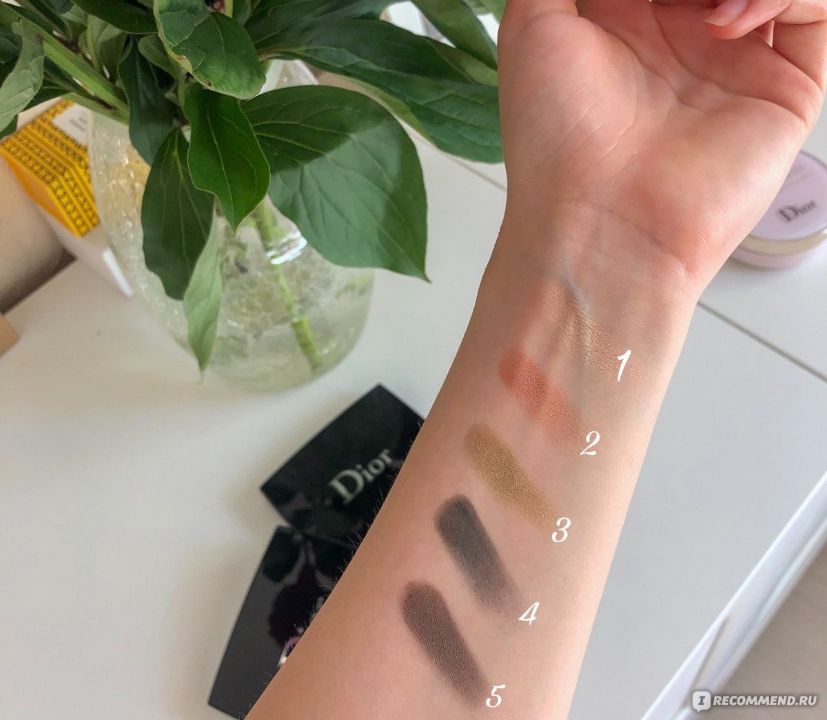 Dior 5 Couleurs Couture — свотчи пяти оттенков на руке при дневном свете
