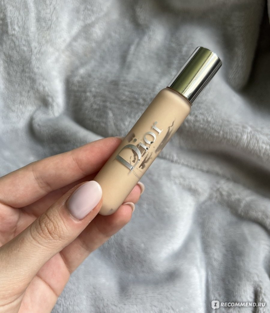 Dior Backstage Flash Perfector Concealer — тюбик с кисточкой, консилер с деликатным подсвечиванием