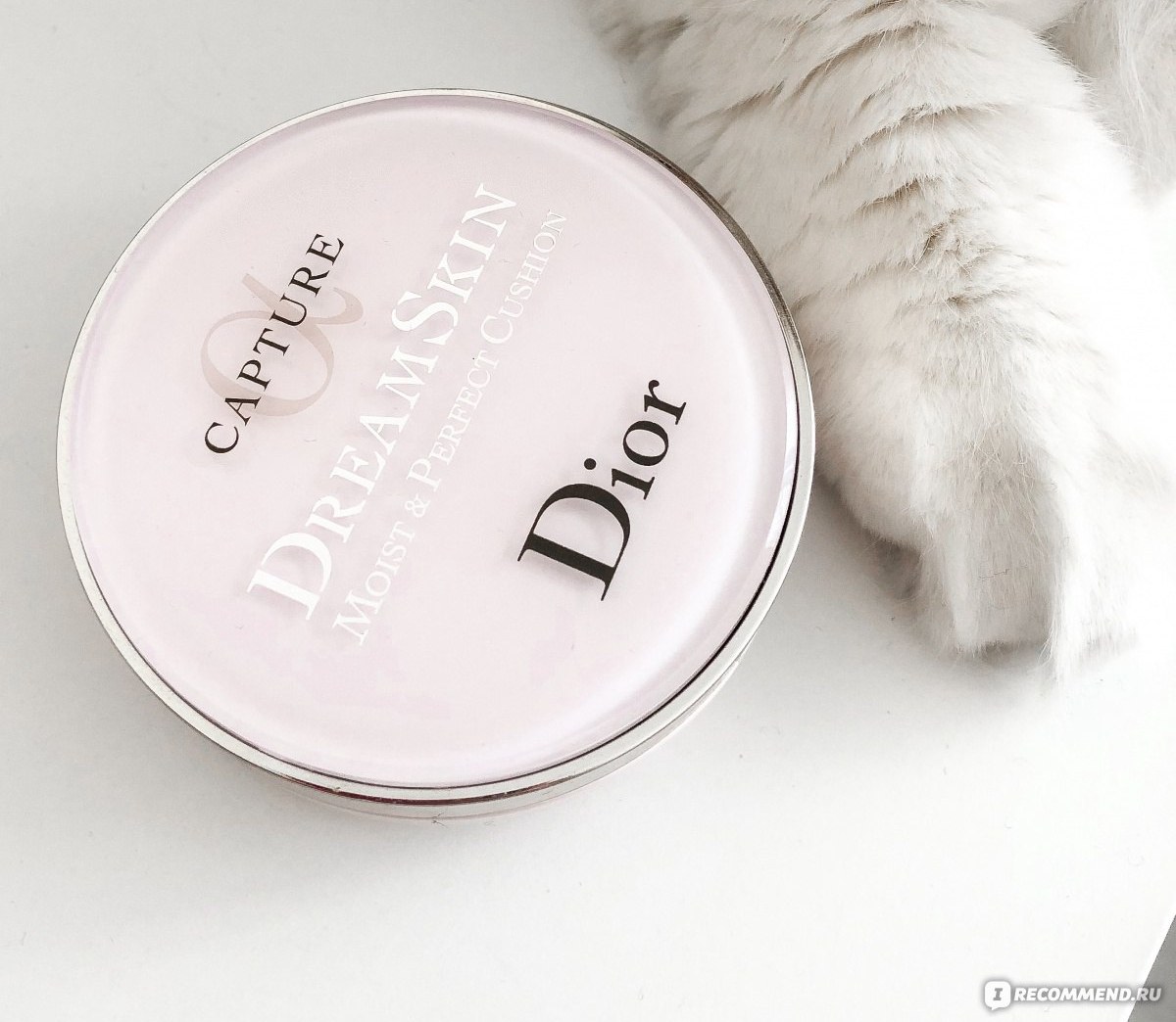 Dior Capture Totale Dreamskin Moist & Perfect Cushion SPF 50 — розовый кушон с кошкой