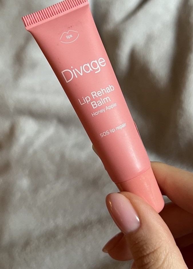 Divage Lip Rehab Balm Honey Apple — розовый тюбик бальзама для губ с ароматом медового яблока