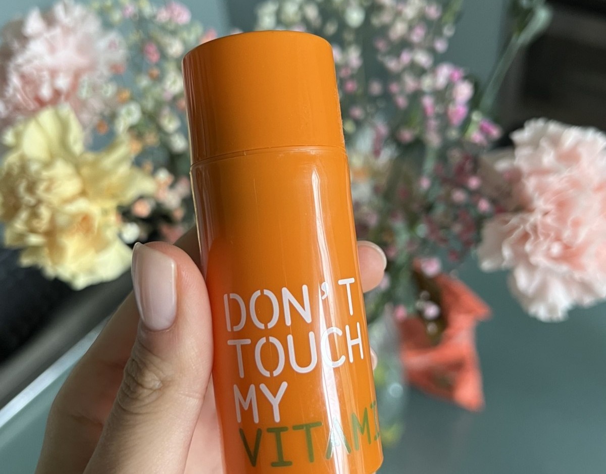 Don't Touch My Skin Vitamin C сыворотка — оранжевый флакон с дозатором в руке, антиоксидантный уход для выравнивания тона кожи