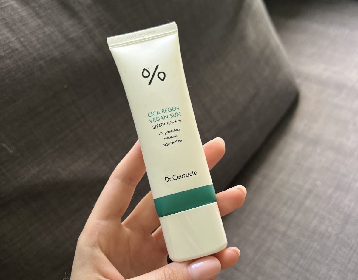 Dr. Ceuracle Cica Regen Vegan Sun SPF 50+ PA++++ — белый тюбик корейского санскрина с цикой в руке