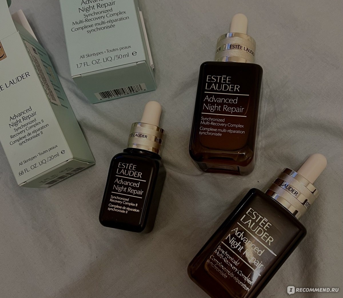 Estée Lauder Advanced Night Repair — несколько флаконов сыворотки для лица, флэт-лэй: увлажняющая сыворотка для восстановления кожи