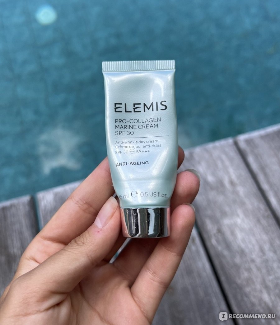 Elemis Pro-Collagen Marine Cream SPF 30 — маленький тюбик антивозрастного дневного крема у бассейна