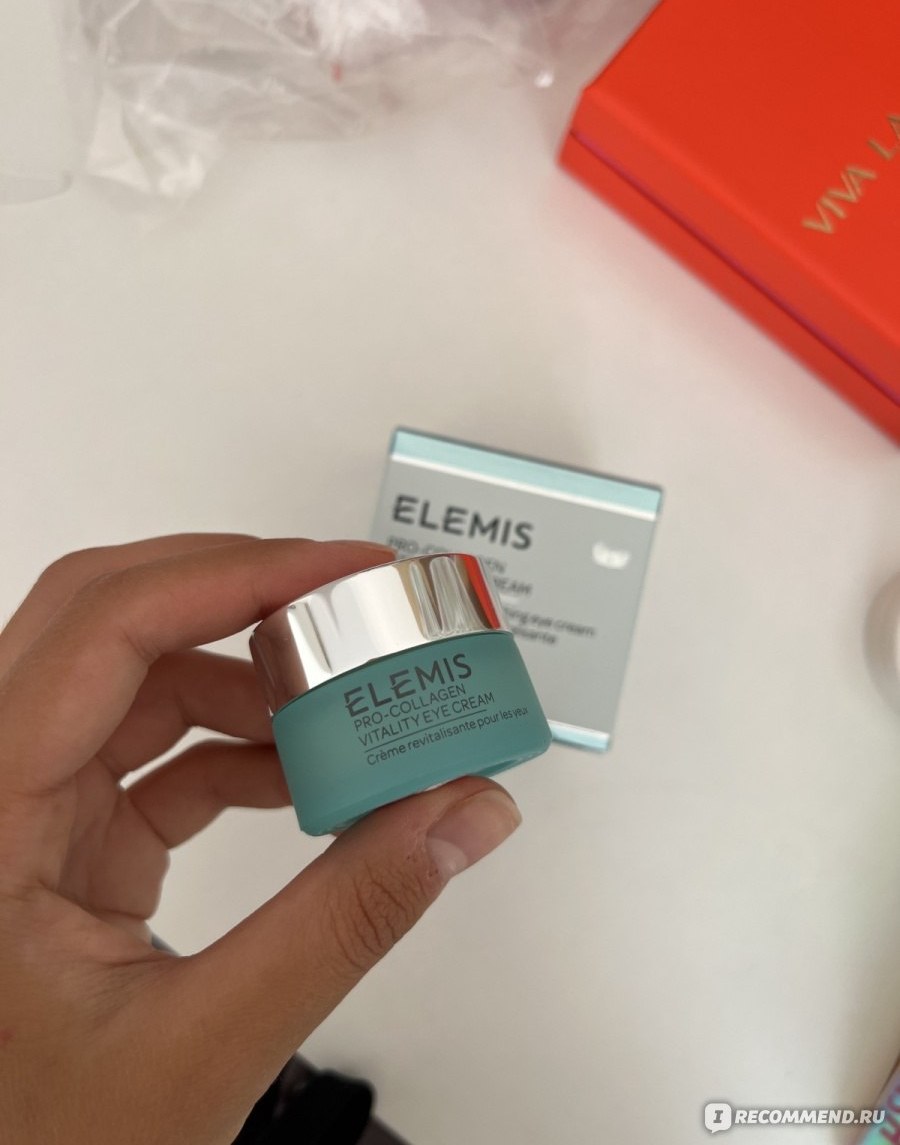 Elemis Pro-Collagen Vitality Eye Cream — голубая баночка с серебряной крышкой в руке
