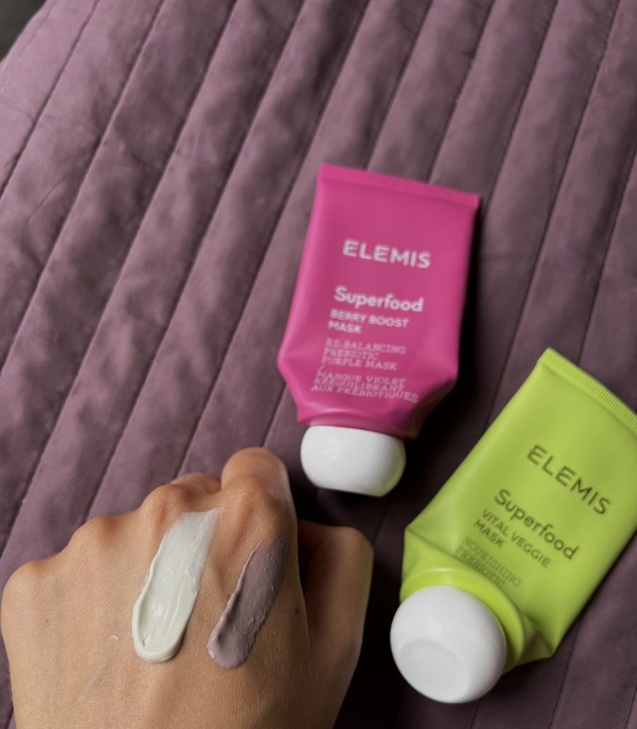 Elemis Superfood Berry Boost Mask — розовый тюбик, сватч фиолетовой текстуры