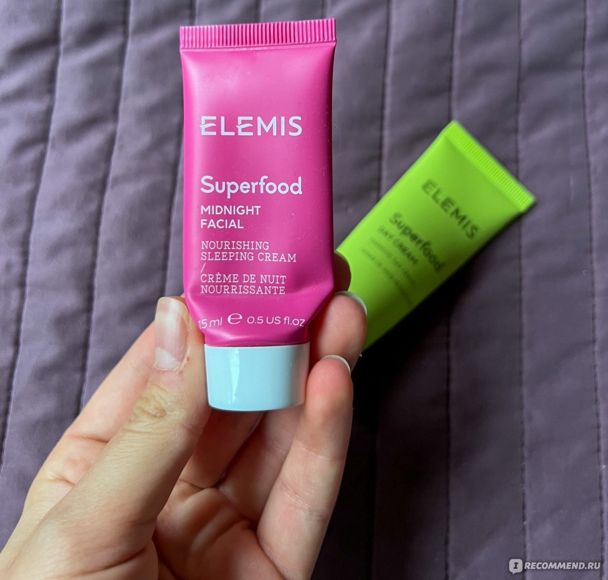 Elemis Superfood Midnight Facial и Day Cream — розовый и зелёный тюбики в руке, ночной и дневной кремы для лица из набора-миниатюры