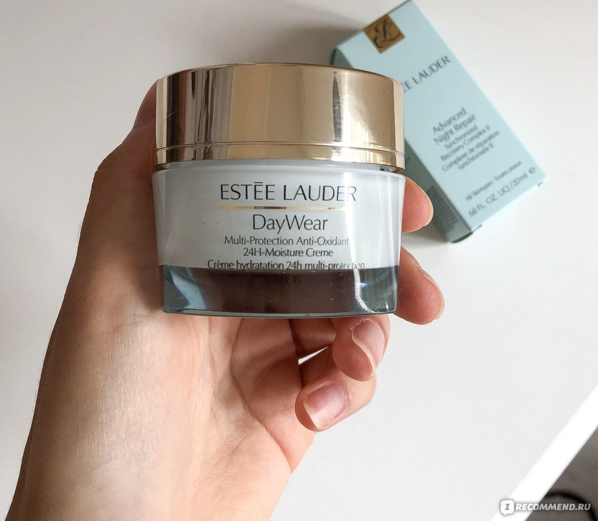 Estée Lauder DayWear Multi-Protection SPF 15 — стеклянная баночка дневного крема в руке