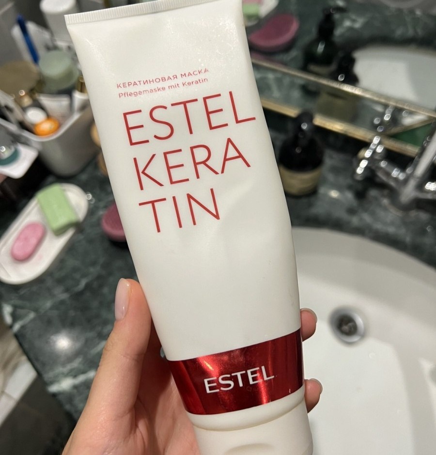Estel Keratin маска в руке — белый тюбик с красной этикеткой, бюджетная маска для волос