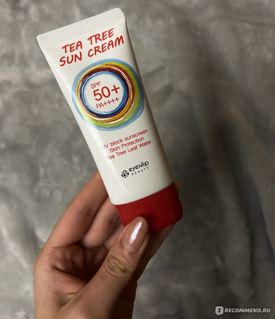 EYENLIP Tea Tree Sun Cream SPF 50+ PA+++ — тюбик корейского санскрина с чайным деревом в руке, матовый финиш без блеска для жирной и комбинированной кожи