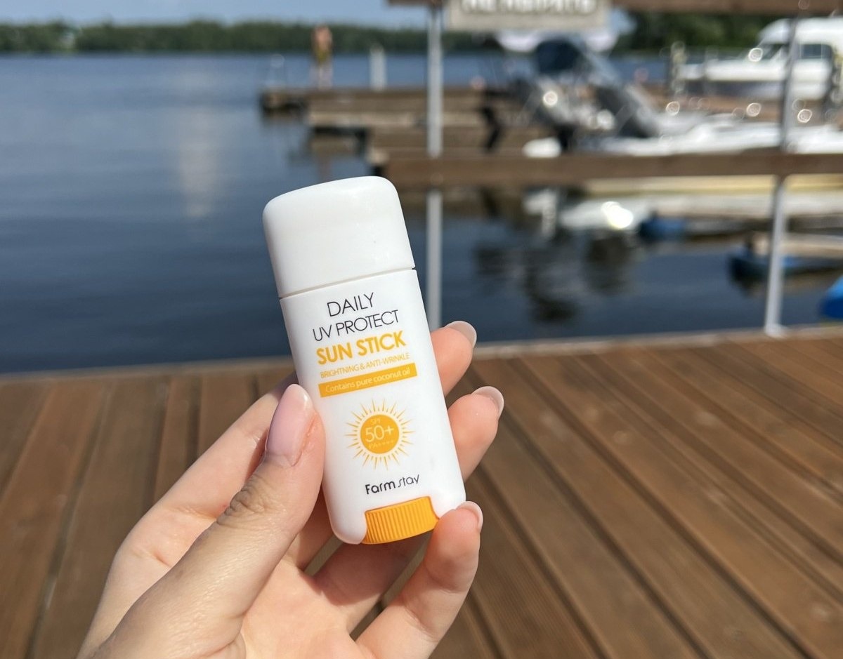 Farmstay Daily UV Protect Sun Stick SPF 50+ — белый стик на набережной у воды