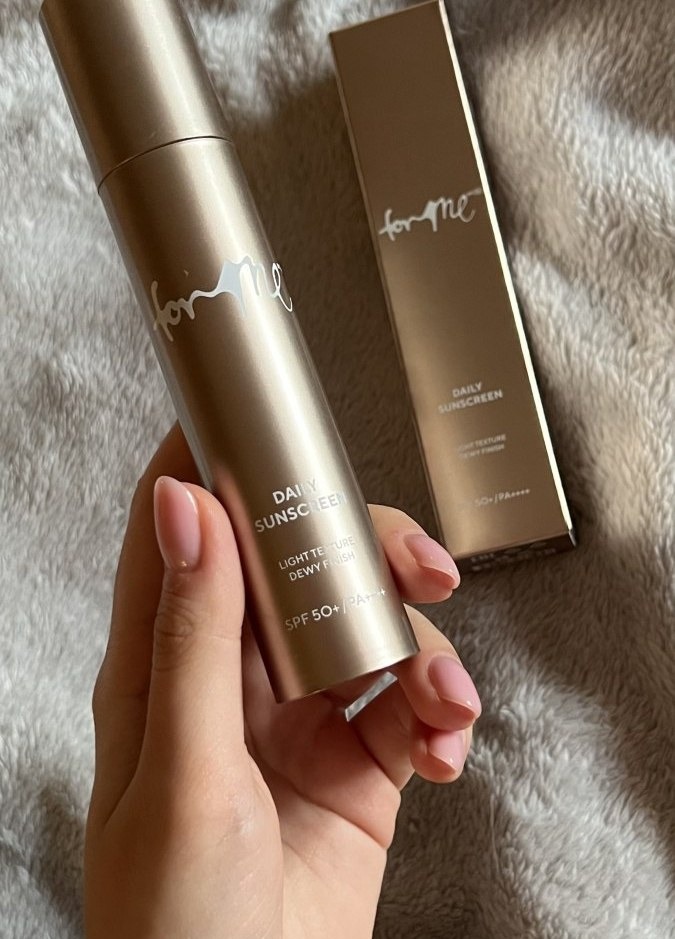 For Me by Gold Apple Daily Sunscreen SPF 50 — флакон солнцезащитного крема в руке, бархатный финиш без блеска и липкости для городского использования