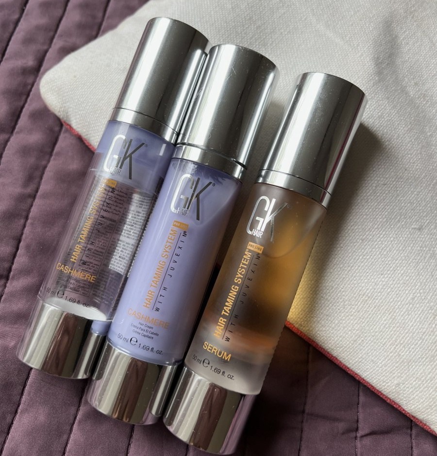 GK Hair Cashmere крем и Global Keratin Serum — два флакона несмываемого ухода на тёмной поверхности