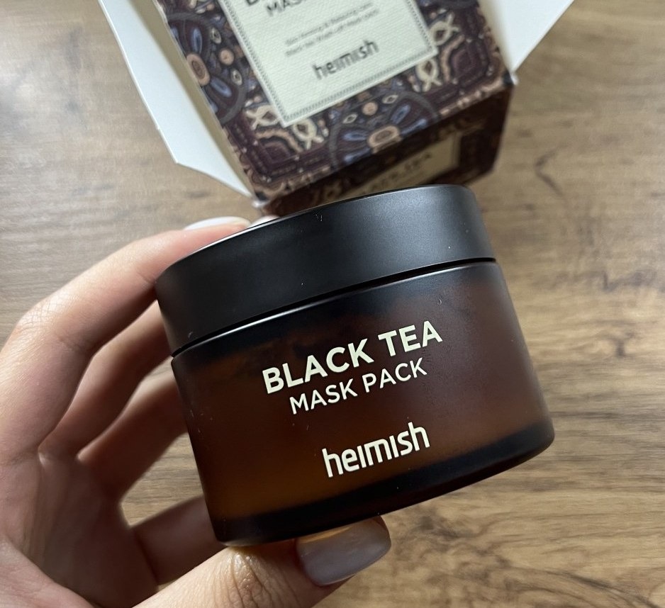 Heimish Black Tea Mask Pack — тёмная янтарная баночка с декоративной коробкой