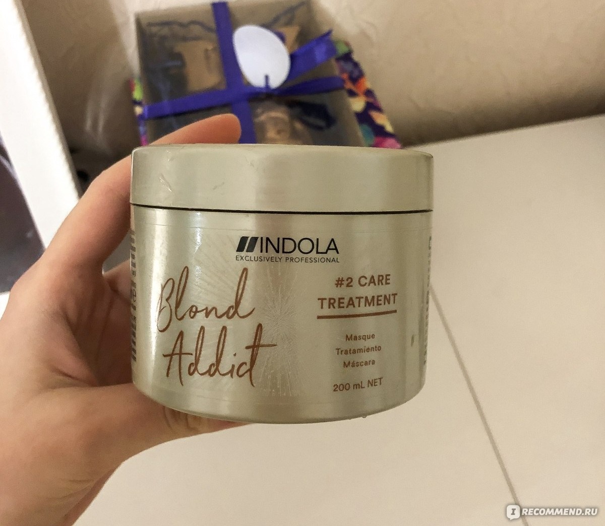 Indola Blond Addict #2 Care Treatment — золотистая банка маски для осветлённых волос