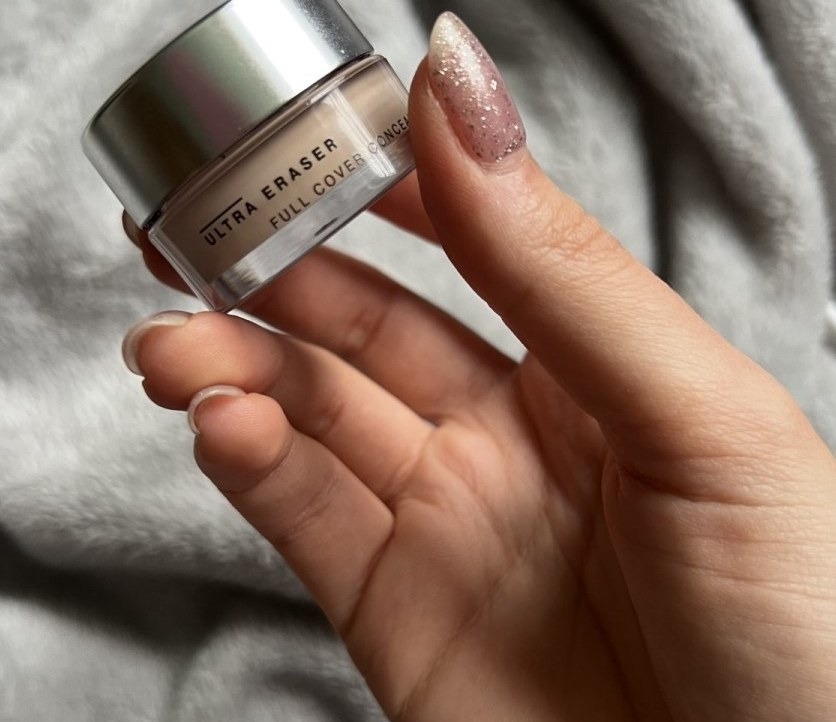 Influence Beauty Ultra Eraser — небольшой прозрачный горшочек консилера