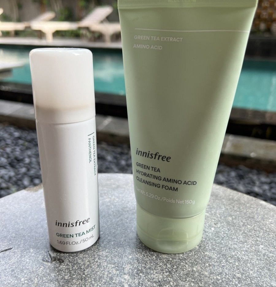 Innisfree Green Tea Mist — маленький белый спрей с экстрактом зелёного чая и пантенолом для увлажнения лица на ходу