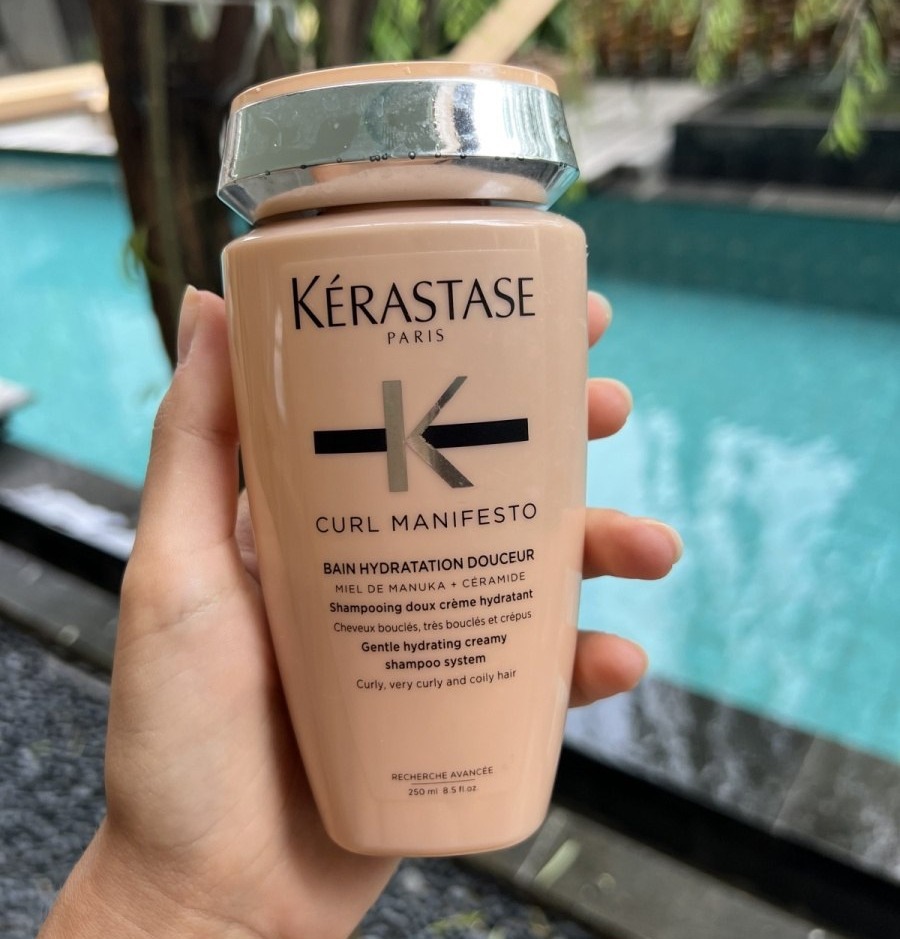 Kérastase Curl Manifesto шампунь в руке — кремовая текстура шампуня для сухой кожи головы