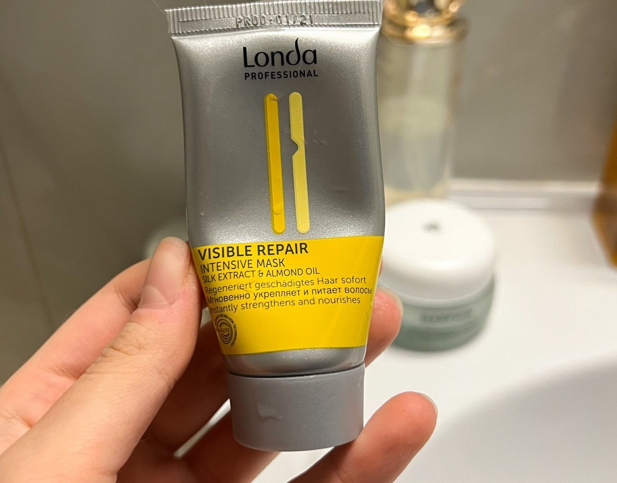 Londa Visible Repair Intensive Mask — серебряный тюбик с жёлтой полосой маски для волос