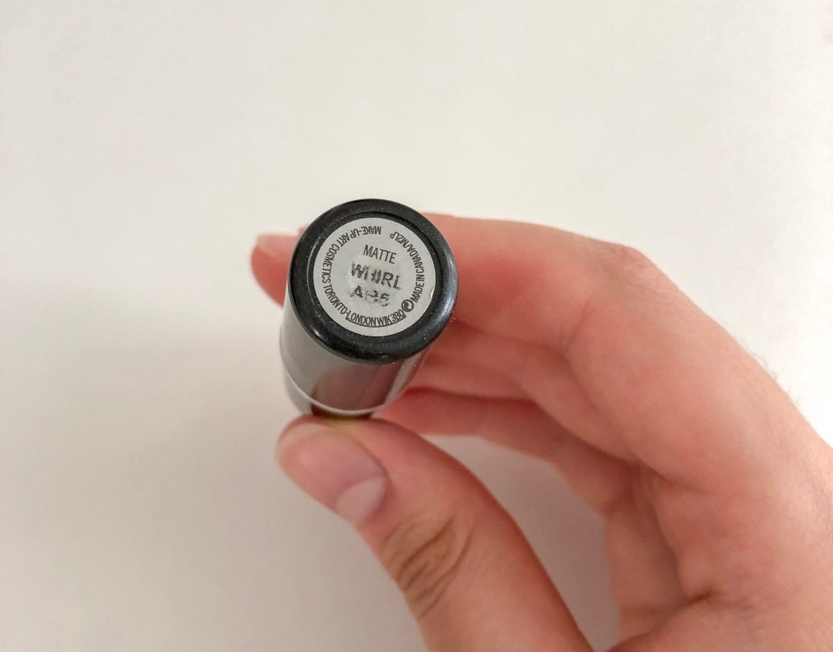 MAC Matte Lipstick Whirl — этикетка на дне упаковки с названием оттенка