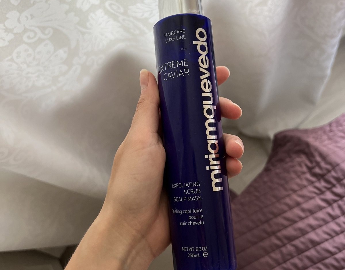 Miriam Quevedo Extreme Caviar Exfoliating Scrub — тёмно-синий флакон скраба для кожи головы