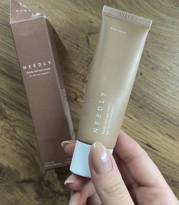Needly Youth Core Eye Cream — бежевый тюбик с коробкой
