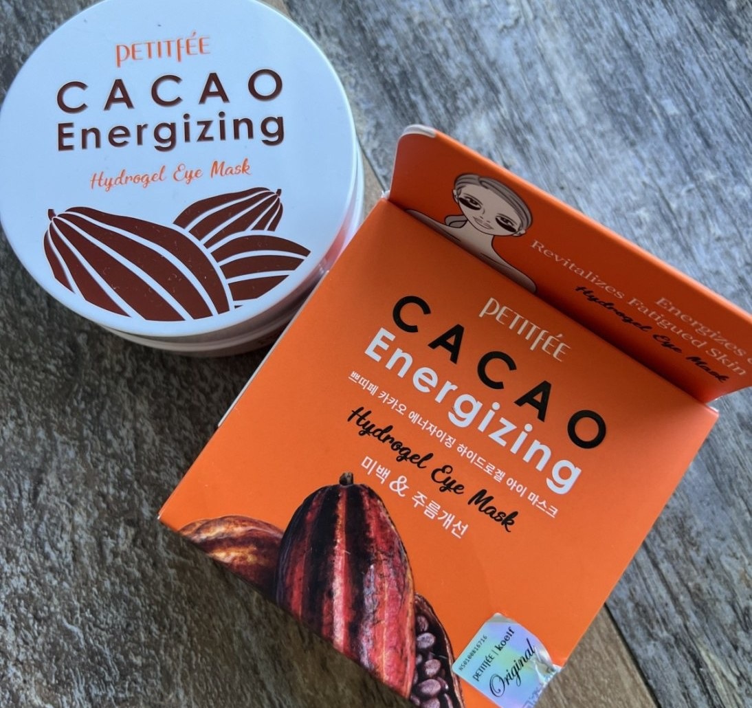 Petitfee Cacao Energizing Hydrogel Eye Mask — белая банка и оранжевая коробка патчей с какао