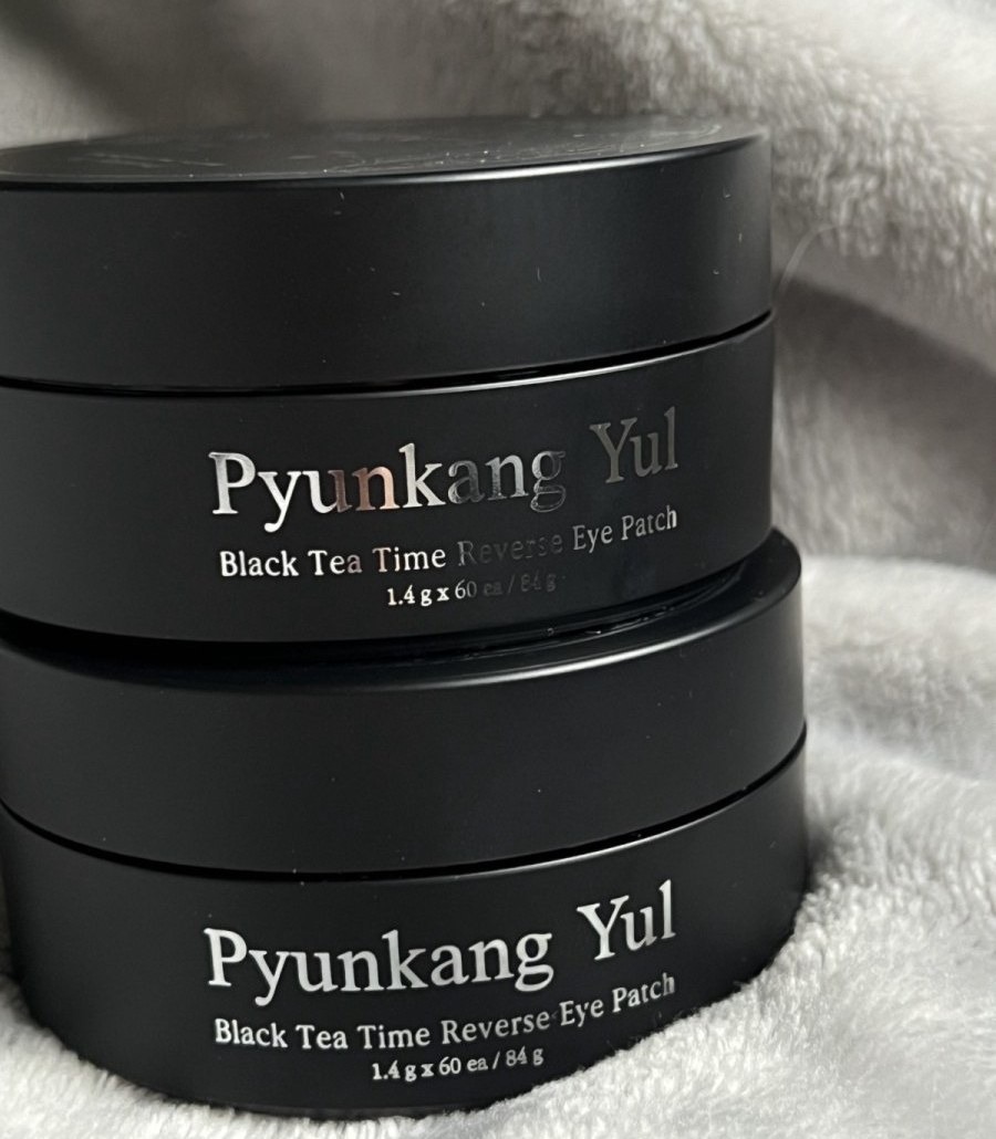 Pyunkang Yul Black Tea Time Reverse Eye Patch — две чёрные банки