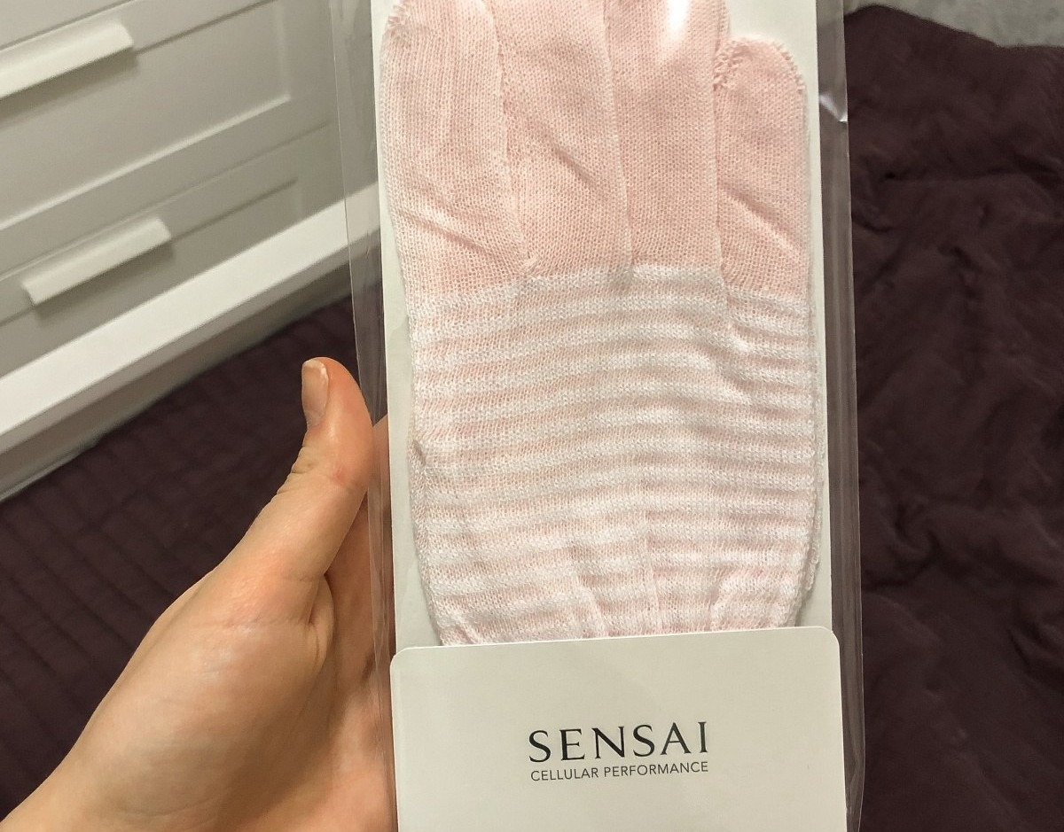 Sensai Cellular Performance перчатки для рук — розовые тканевые перчатки в упаковке