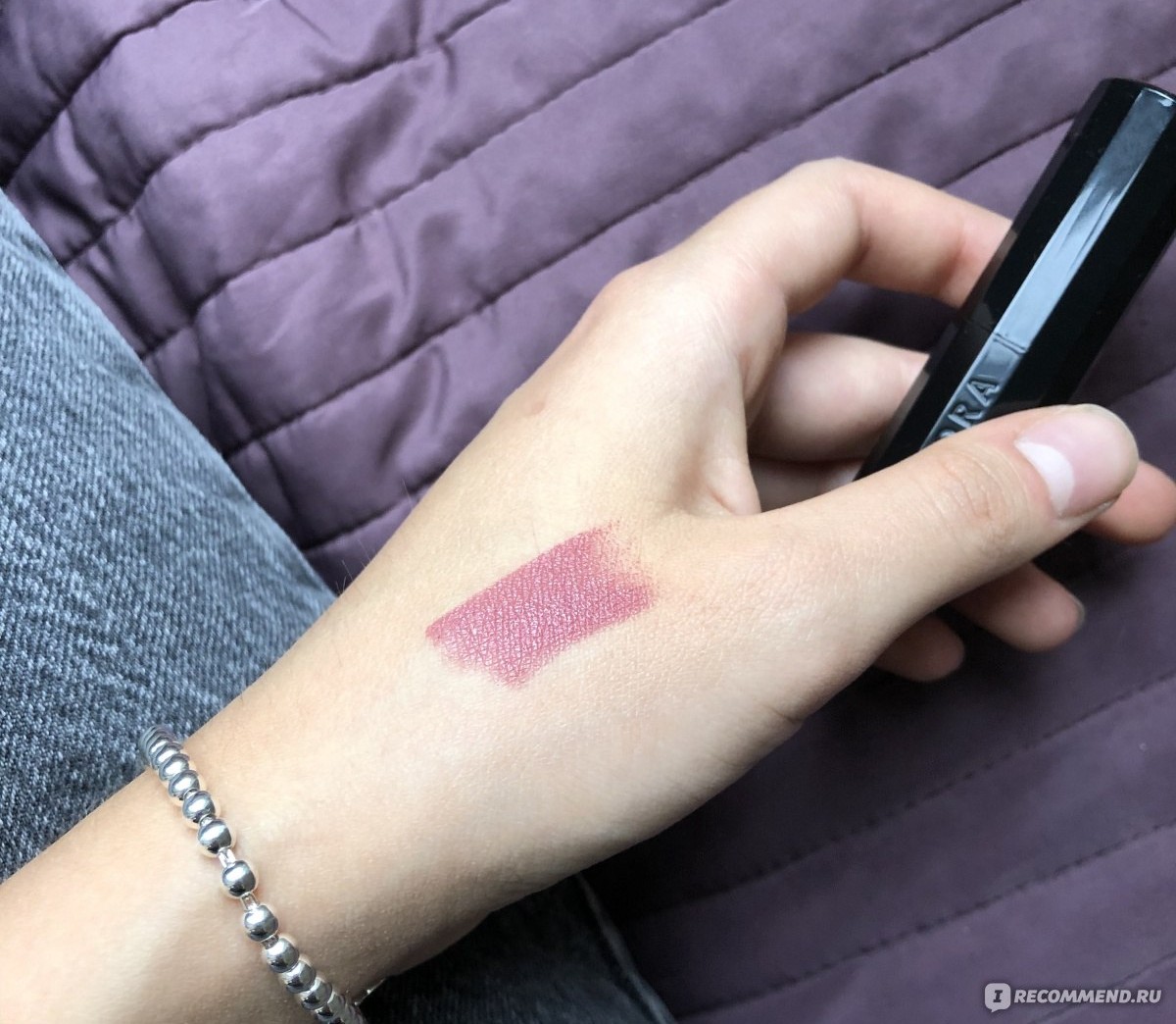 Sephora Rouge Satin — свотч сиреневого оттенка помады на руке