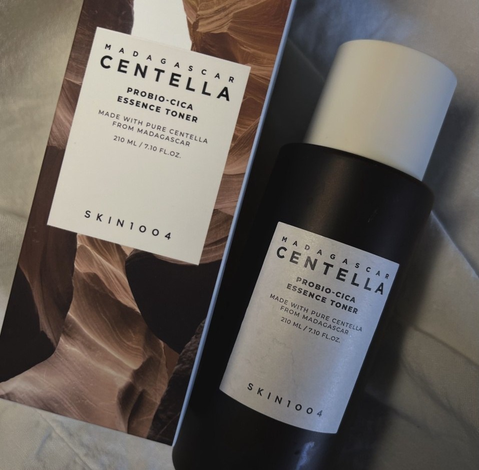 SKIN1004 Madagascar Centella Probio-Cica Essence Toner — флакон с помпой и коробкой в руке, эссенция с центеллой для восстановления кожи
