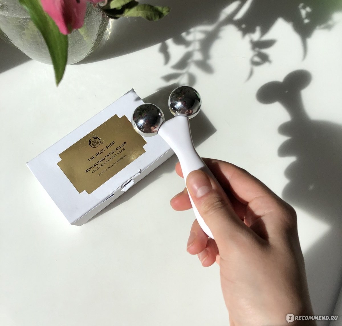 The Body Shop Revitalising Facial Roller — белый ролик с двумя металлическими шариками