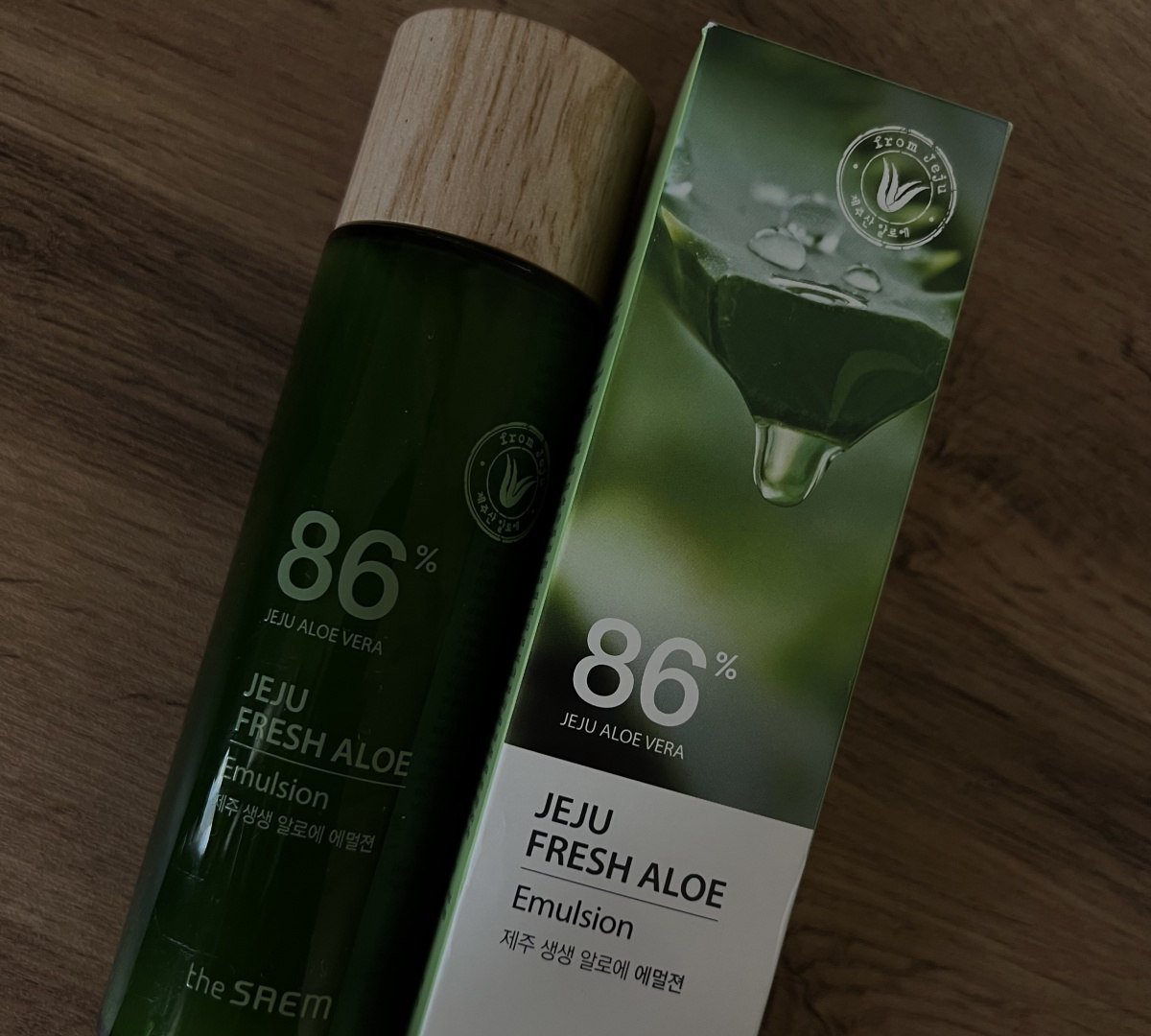 The Saem Jeju Fresh Aloe Emulsion — тёмно-зелёная бутылка с деревянной крышкой, 86% алоэ вера, лёгкая эмульсия второго этапа